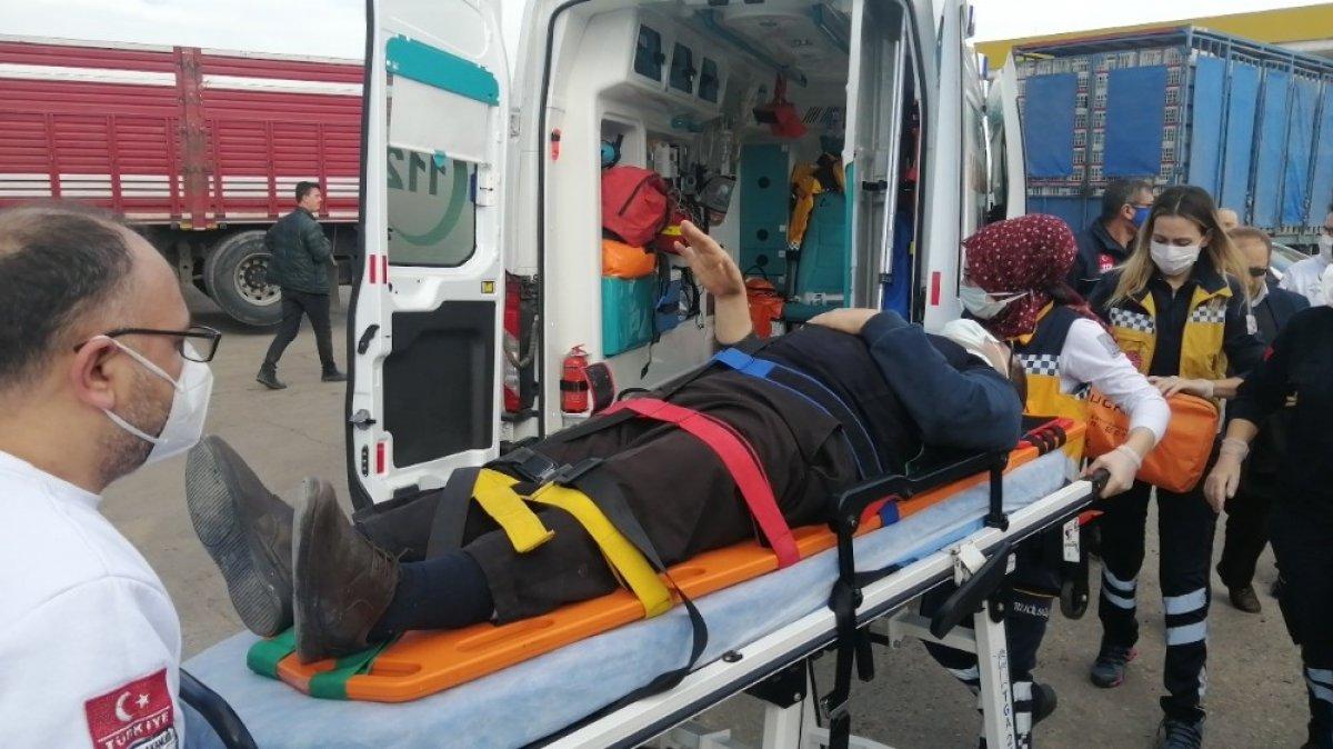 Manisa'da iki otomobil çarpıştı: 2’si ağır 5 yaralı