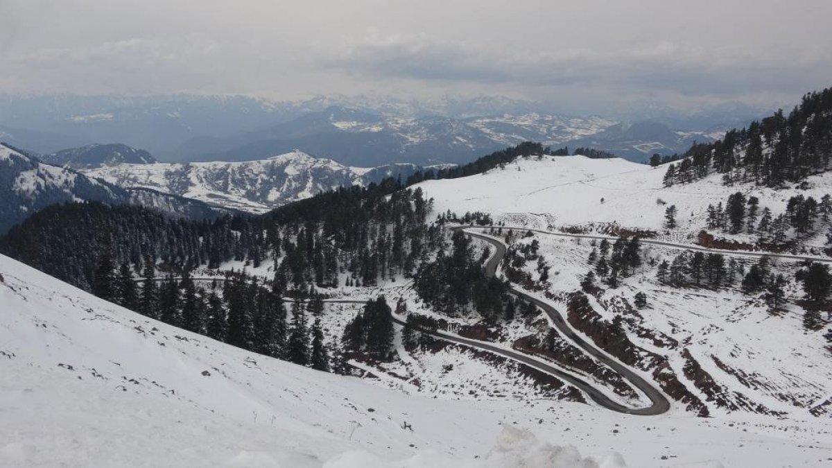 Sahara Geçidi'nde kar kalınlığı 5 metreyi buldu