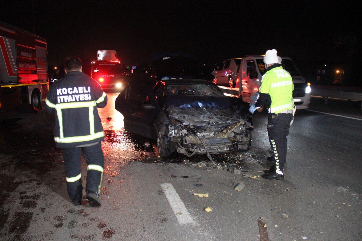 Kocaeli'de dorseli tıra arkadan çarpan otomobil sürücüsü öldü