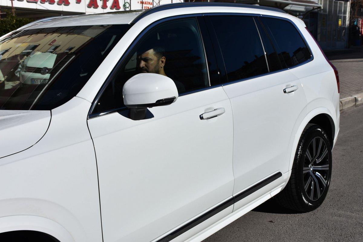 Niğde’de sıfır kilometre olarak aldığı lüks aracının kapısı farklı çıktı