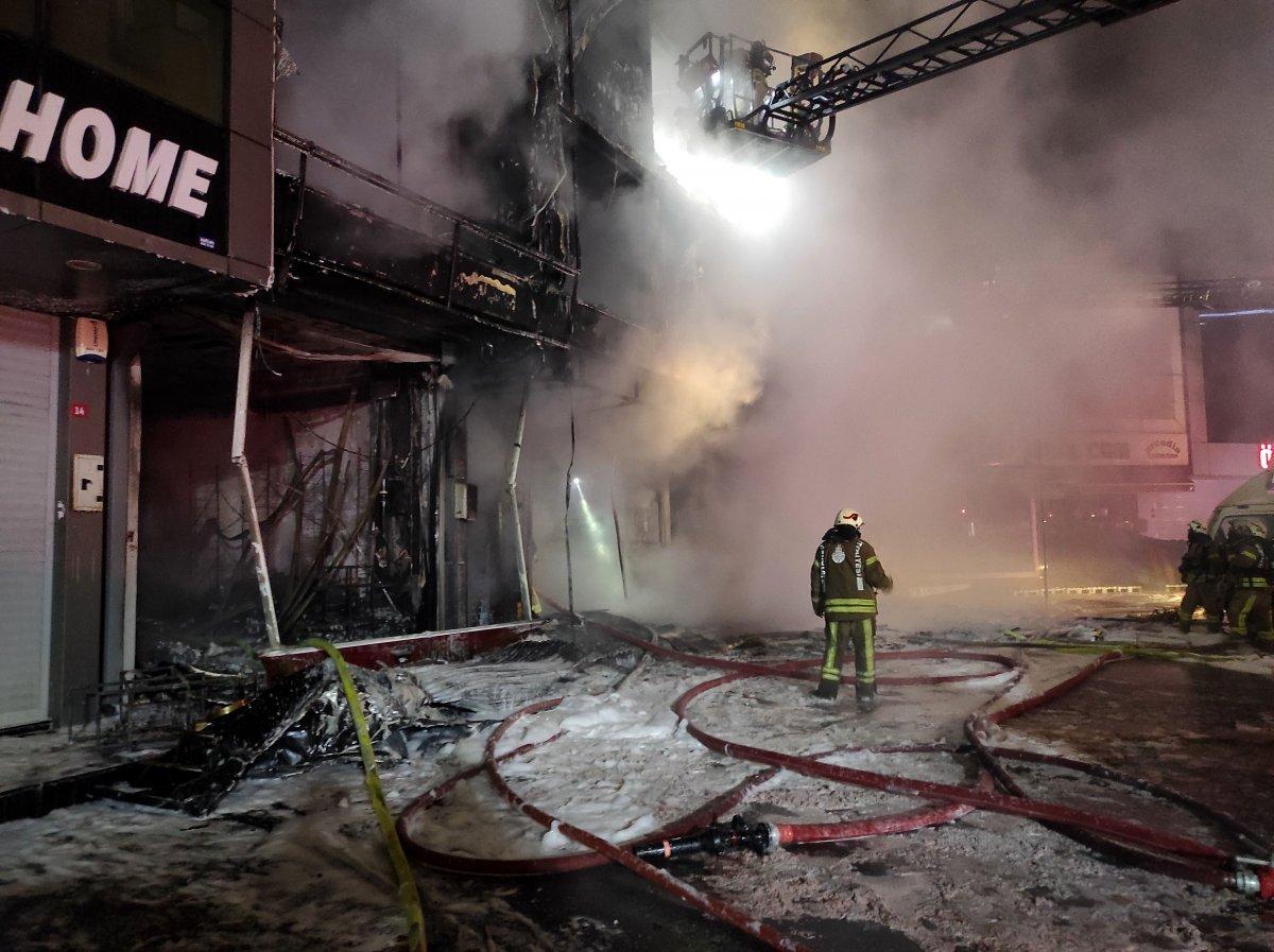 İSTOÇ Ticaret Merkezi'nde 4 iş yeri yandı