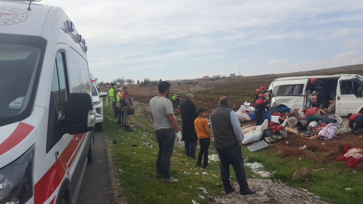 Şanlıurfa'da tarım işçilerini taşıyan minibüs devrildi: 13 yaralı