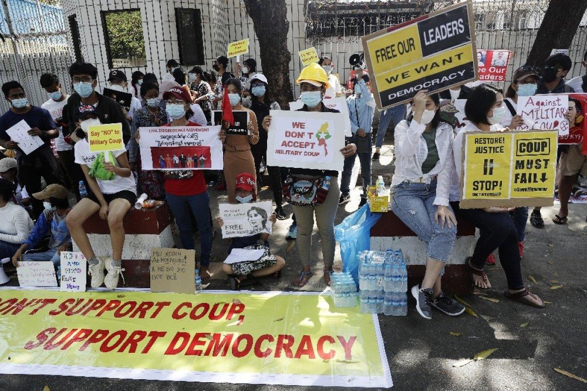 Myanmar’da güvenlik güçleri darbe karşıtlarına plastik mermi kullandı