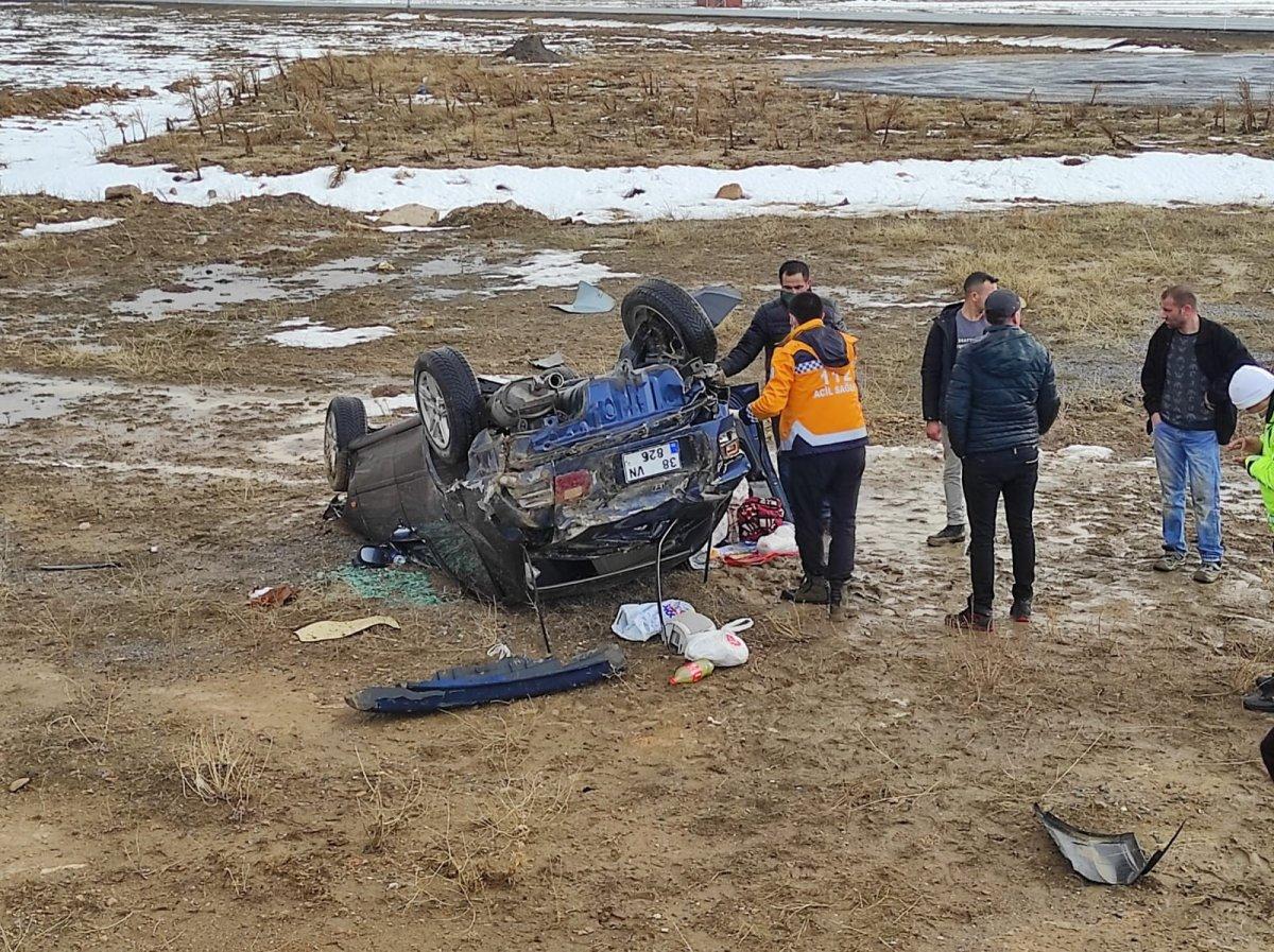 Kayseri-Malatya otoyolunda 3 araç birbirine girdi