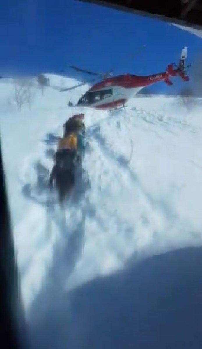 Van'da ulaşımı kapanan köyden hastayı helikopter aldı