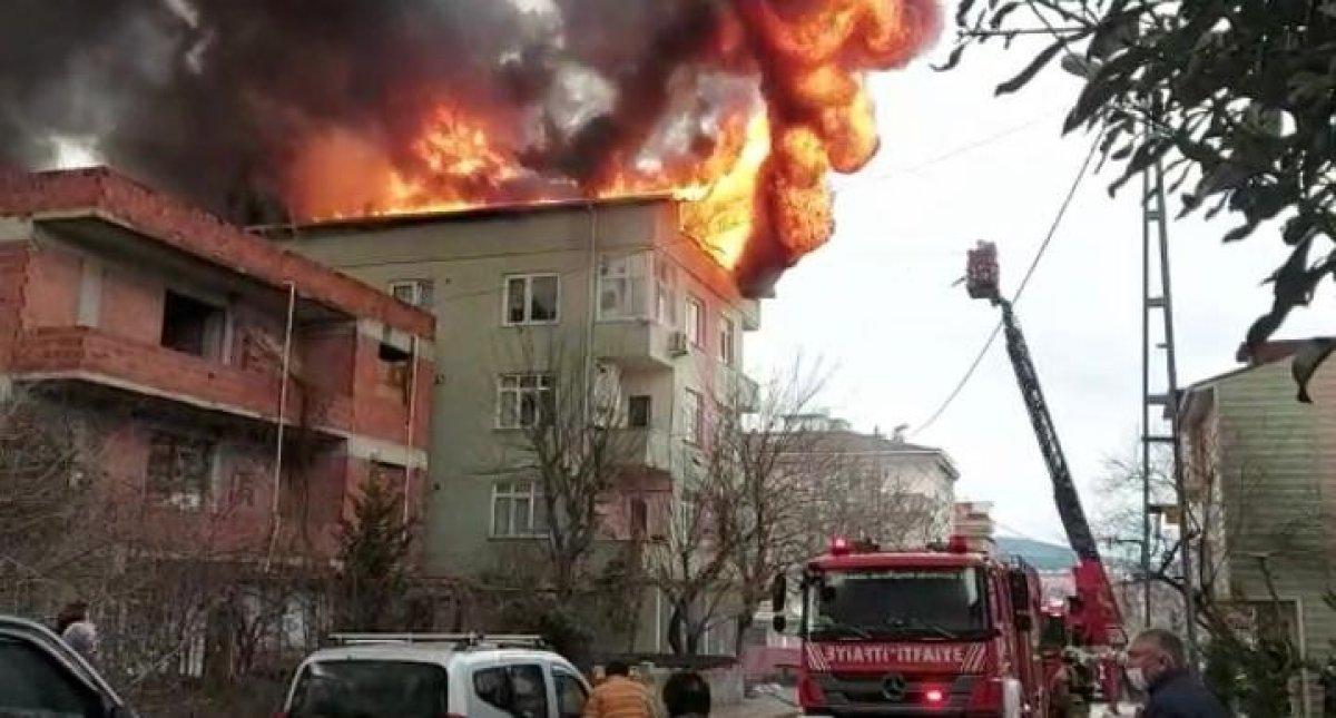 İstanbul'da binanın çatısında yangın çıktı