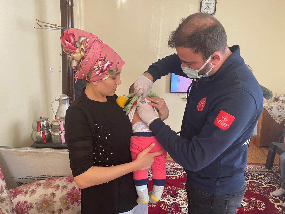 Aksaray'da boğazına meyve kaçan Aysima bebek, telefonda anlatılan teknikle kurtarıldı