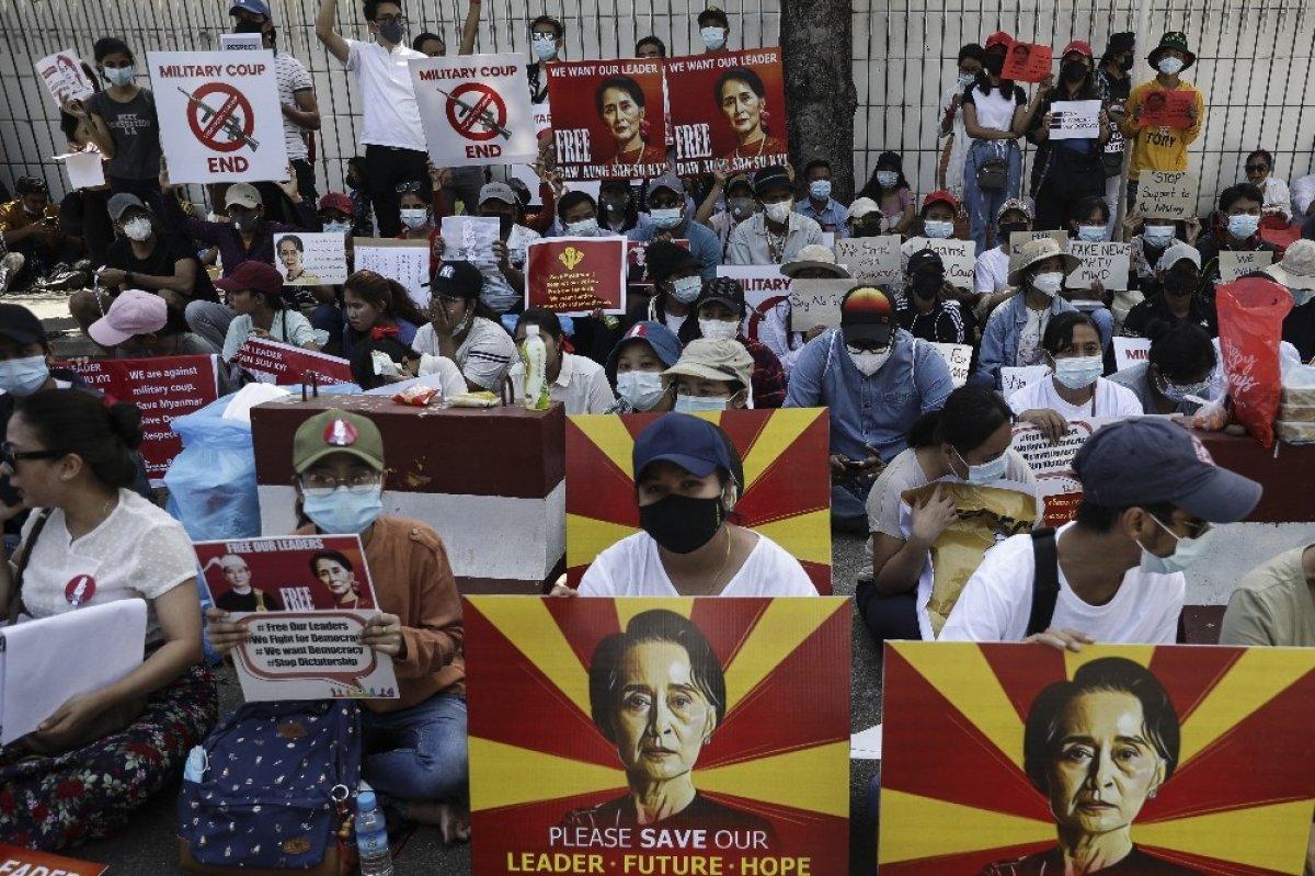 Myanmar’da güvenlik güçleri darbe karşıtlarına plastik mermi kullandı