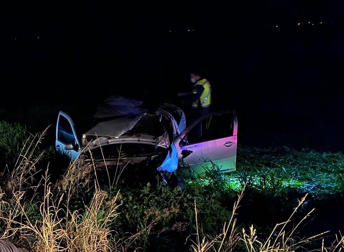 Adana'da otomobil tarlaya uçtu: 1 ölü, 2 yaralı