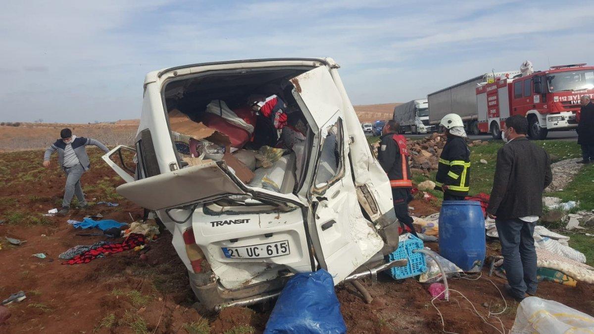 Şanlıurfa'da tarım işçilerini taşıyan minibüs devrildi: 13 yaralı