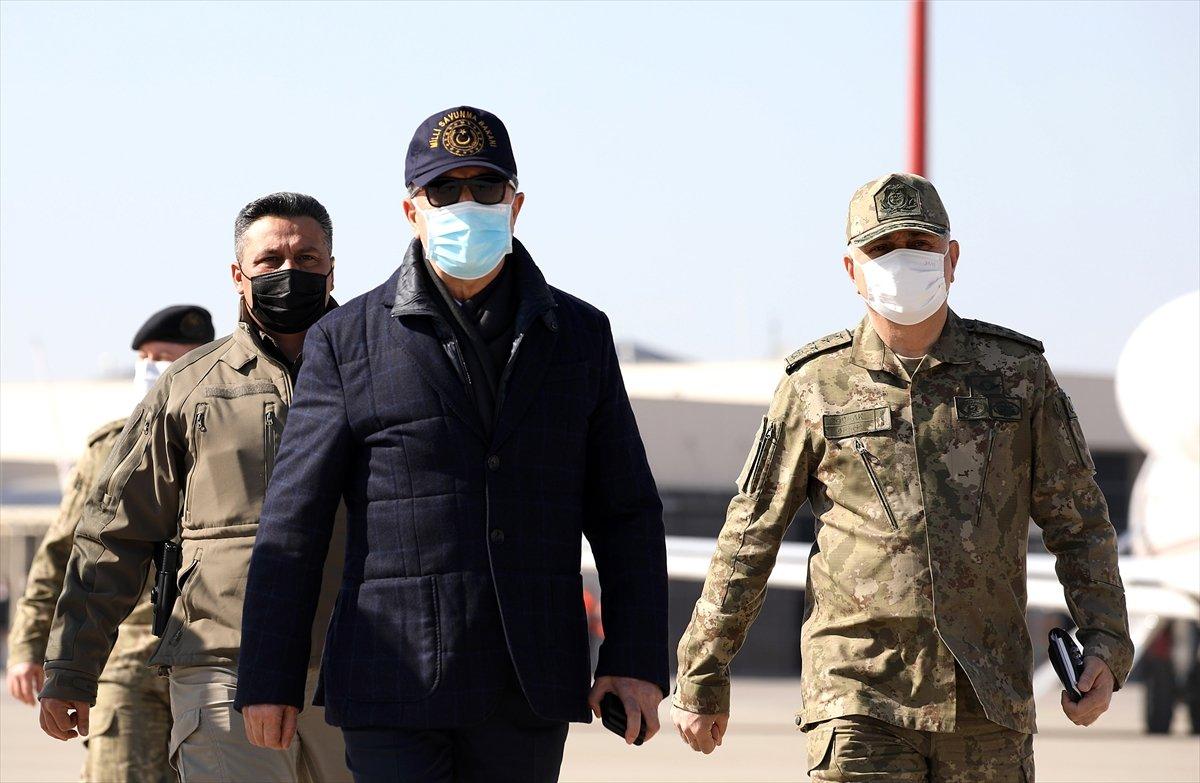 Hulusi Akar'dan, sınır hattındaki birliklerde denetleme