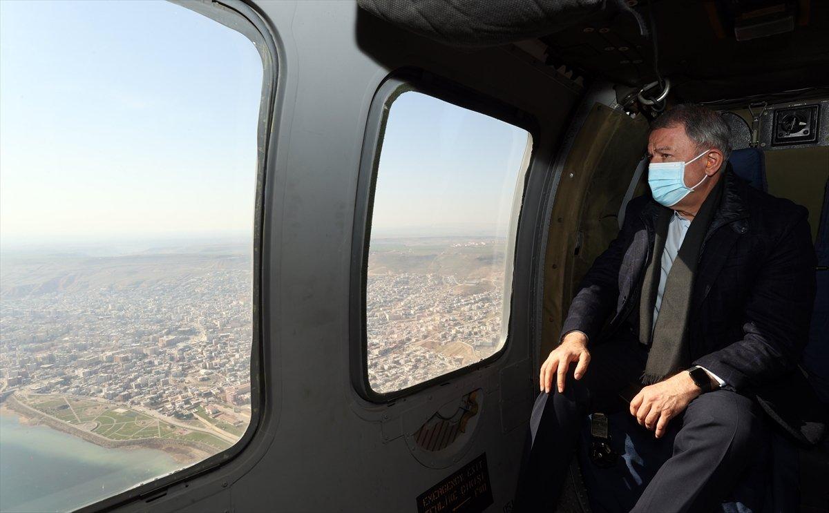 Hulusi Akar'dan, sınır hattındaki birliklerde denetleme