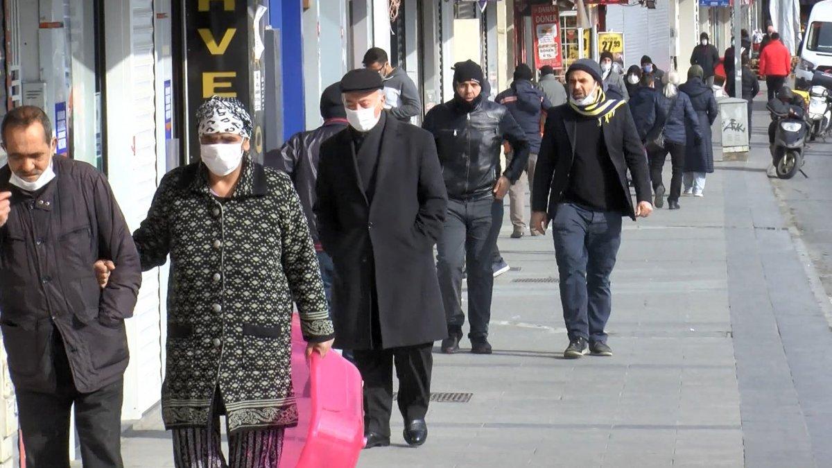 Gaziosmanpaşa'da kısıtlamaya rağmen dikkat çeken kalabalık