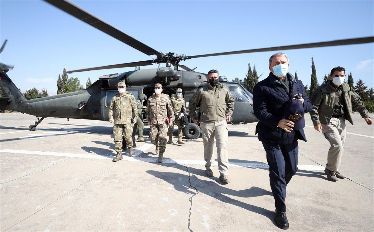 Hulusi Akar'dan, sınır hattındaki birliklerde denetleme