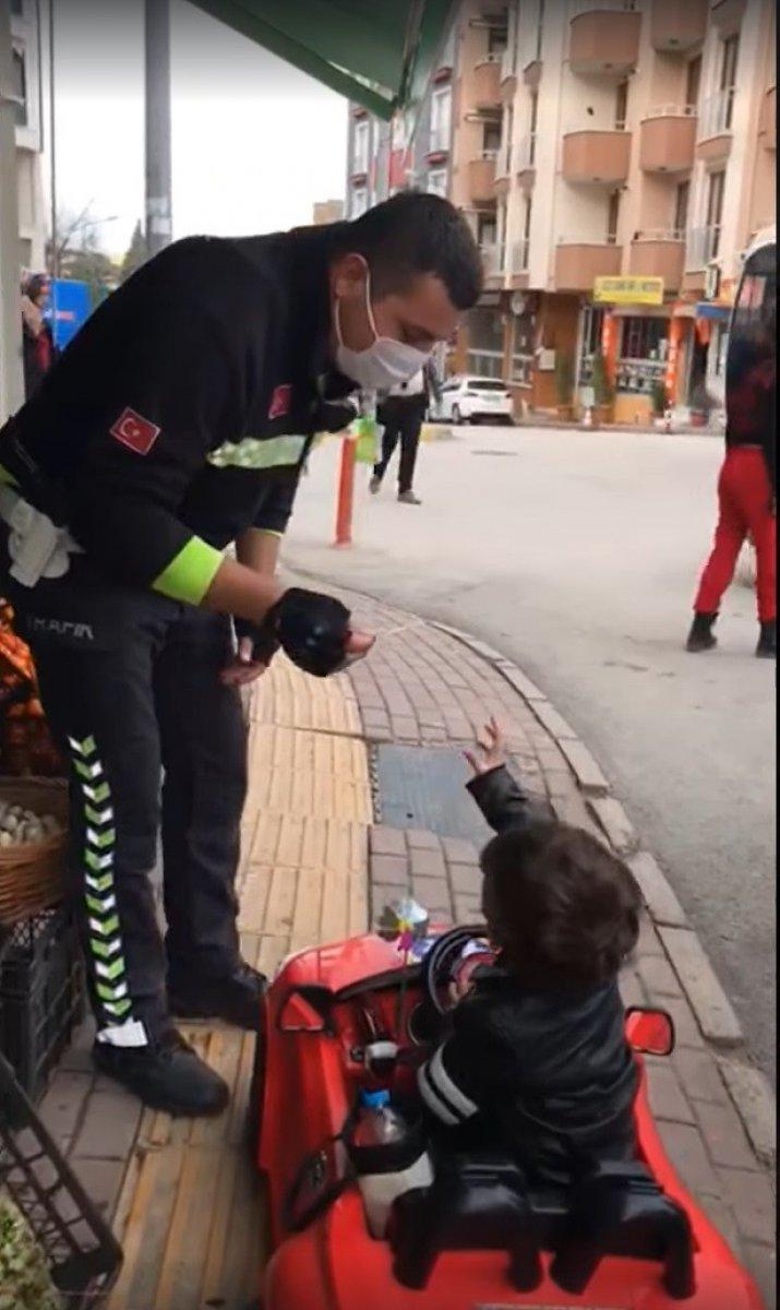 Bilecik'te polisle 4 yaşındaki miniğin gülümseten diyaloğu