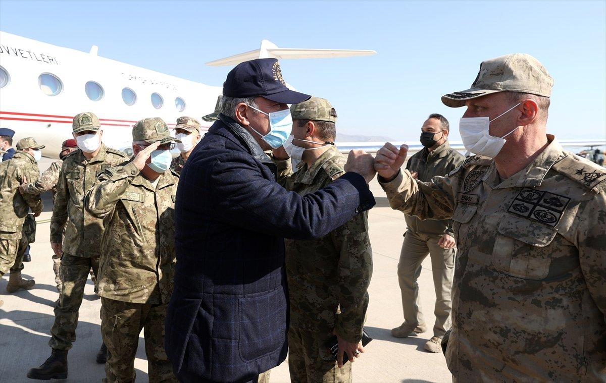 Hulusi Akar'dan, sınır hattındaki birliklerde denetleme