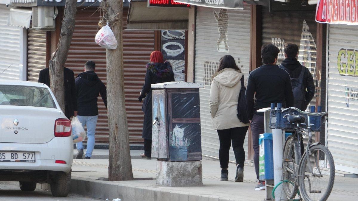 Van’da güzel havayı gören vatandaşlar kısıtlamaya uymadı