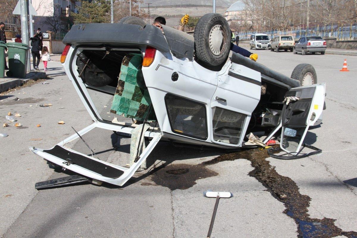 Erzincan'da, trafik kazasında yola dökülen ekmekleri polis temizledi