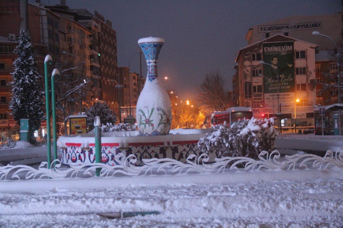 Yüz yüze eğitim öncesi kar nedeniyle bazı illerde eğitime ara verildi