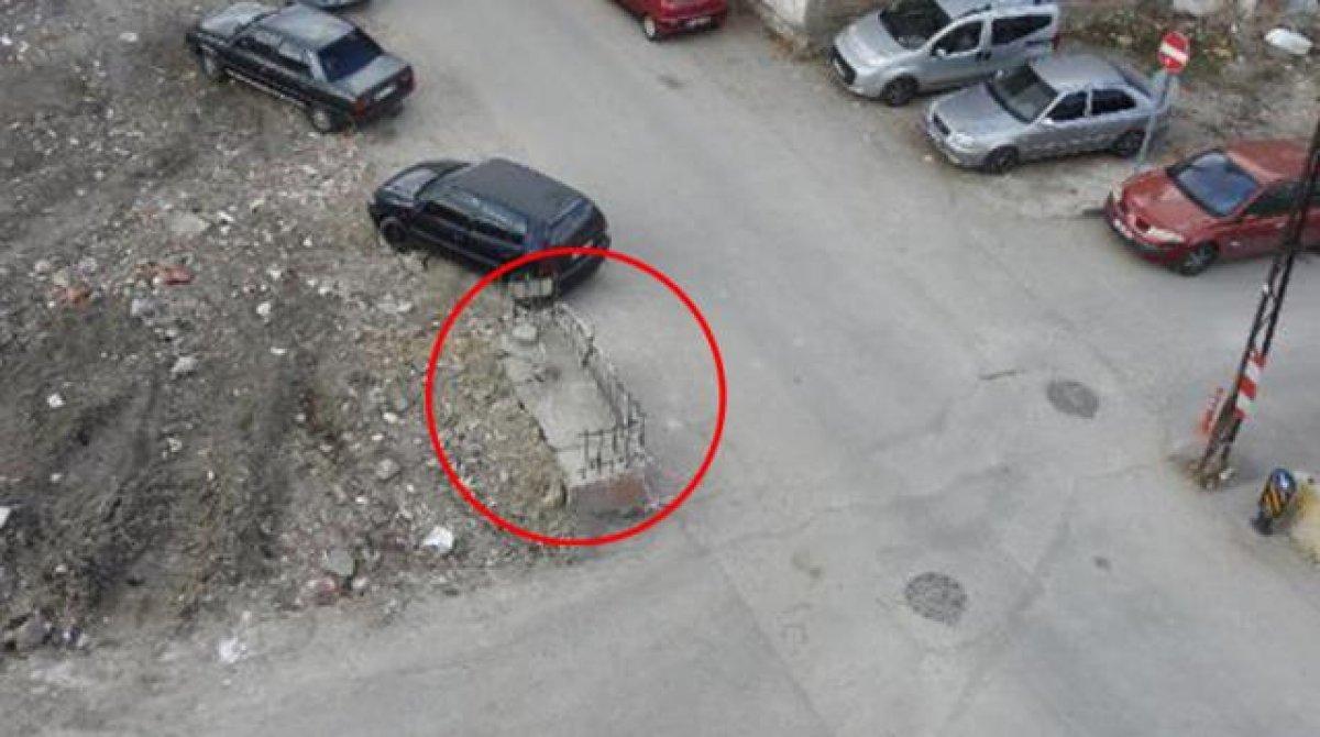 Çorum'da sokak ortasında kalan türbeyi görenler başında durup dua ediyor