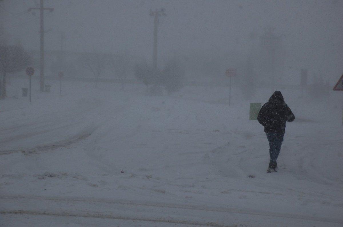 Yüz yüze eğitim öncesi kar nedeniyle bazı illerde eğitime ara verildi