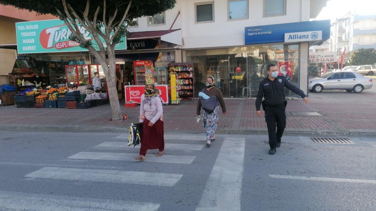 Antalya'da bebekle polise yakalanan dilencilere 16 bin lira ceza