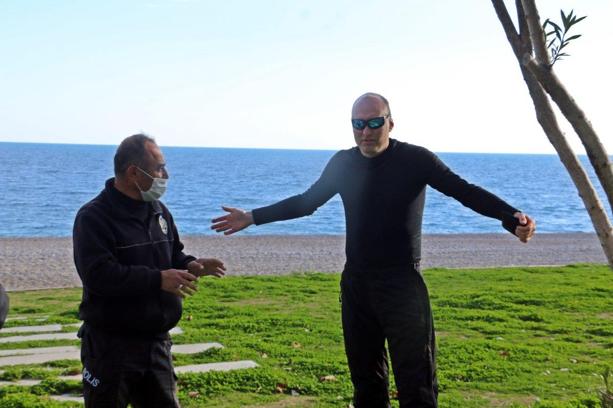 Antalya’da paraşütle uçuş yapan turist polisi alarma geçirdi