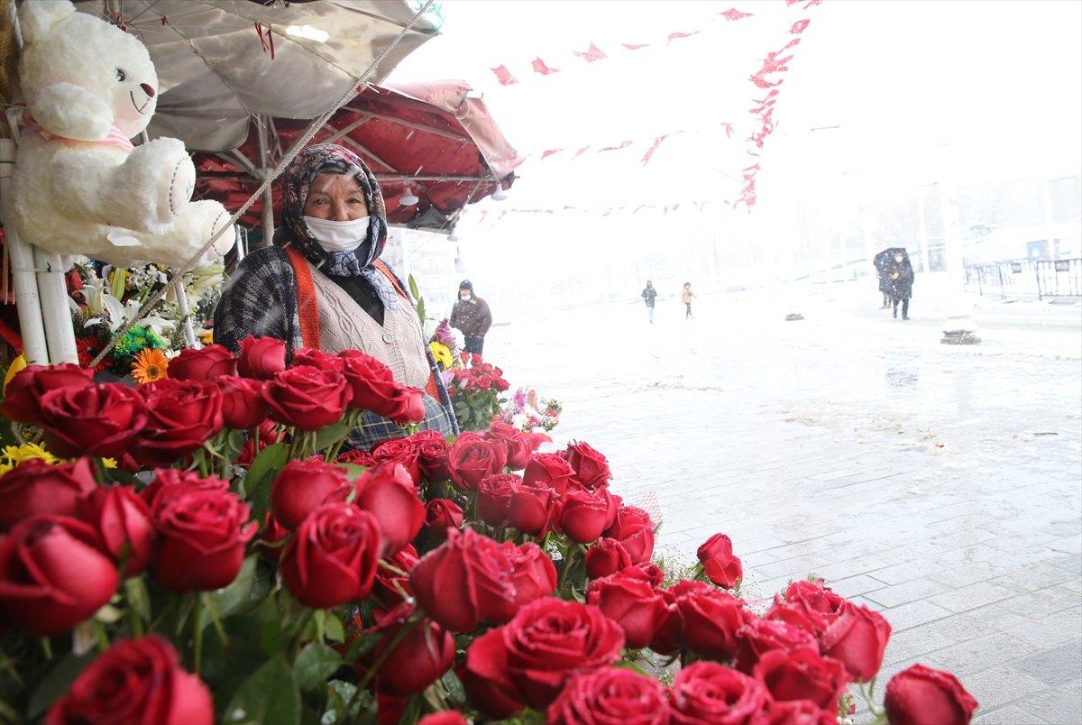 Bugün çiçekçiler açık mı? 14 Şubat Pazar çiçekçilerin çalışma saatleri..