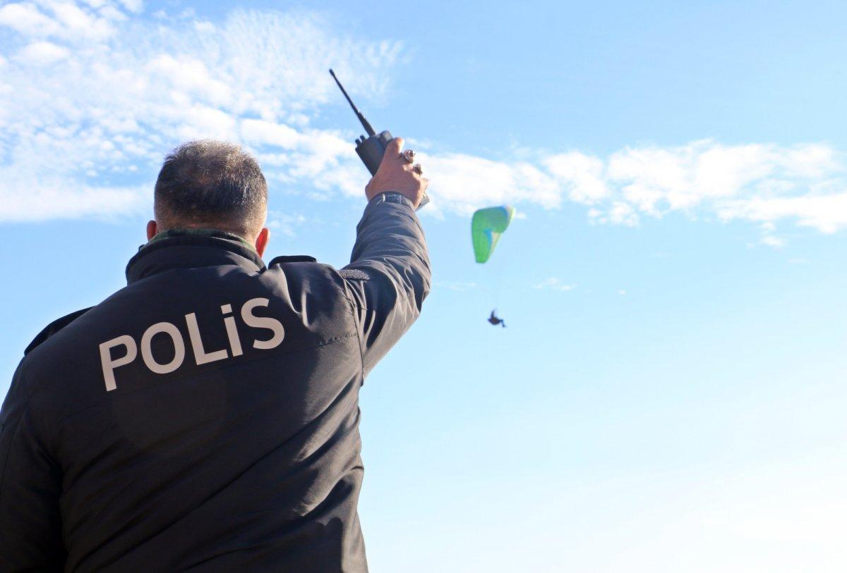 Antalya’da paraşütle uçuş yapan turist polisi alarma geçirdi