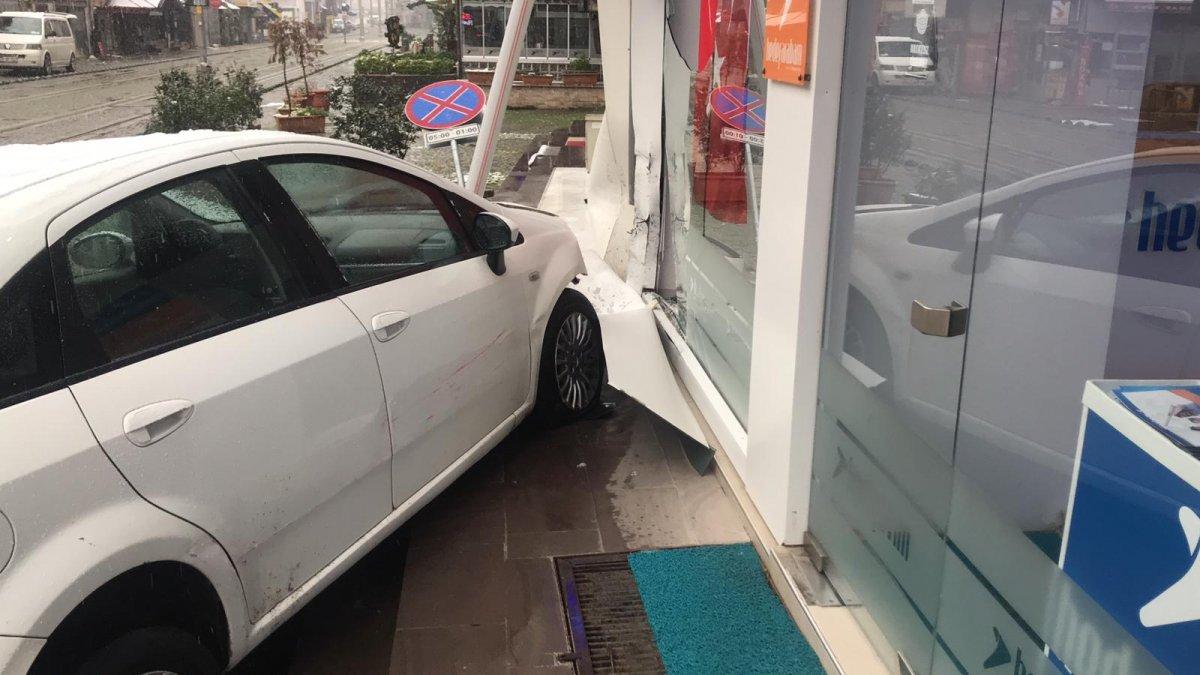 İzmit'te kontrolden çıkan araç ortalığı birbirine kattı