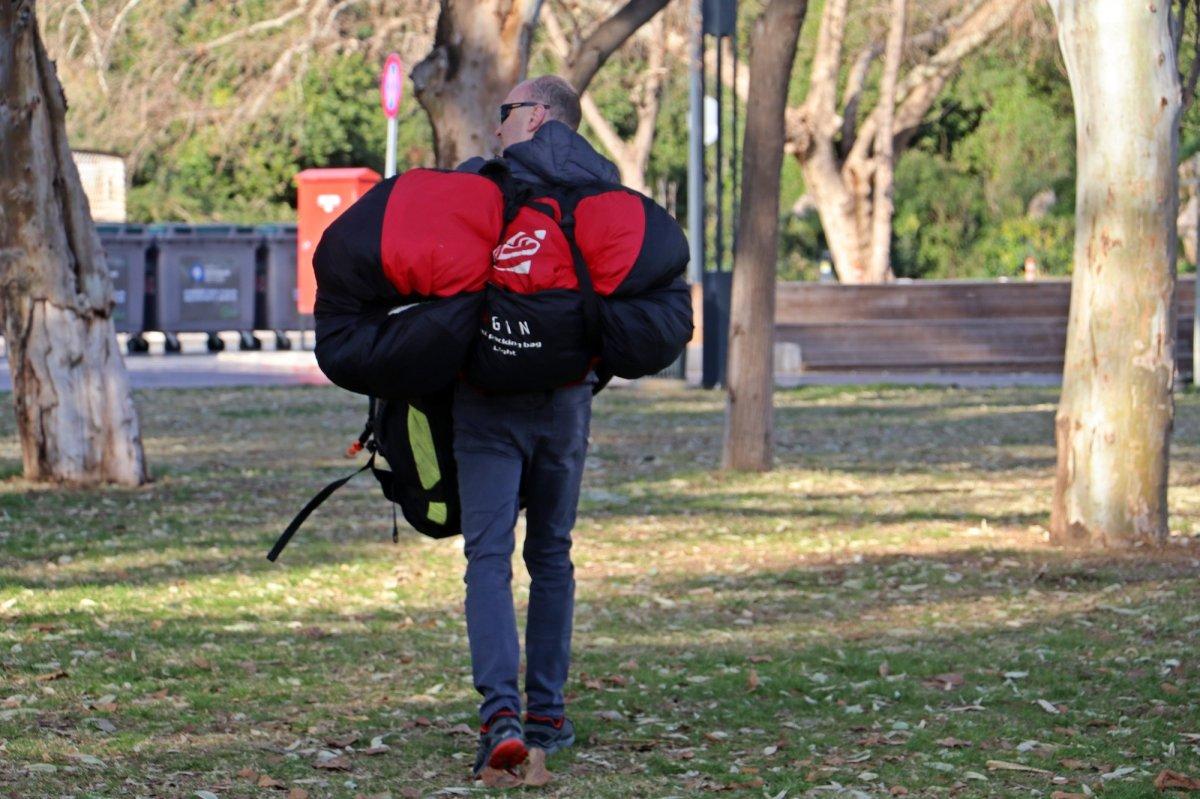 Antalya’da paraşütle uçuş yapan turist polisi alarma geçirdi