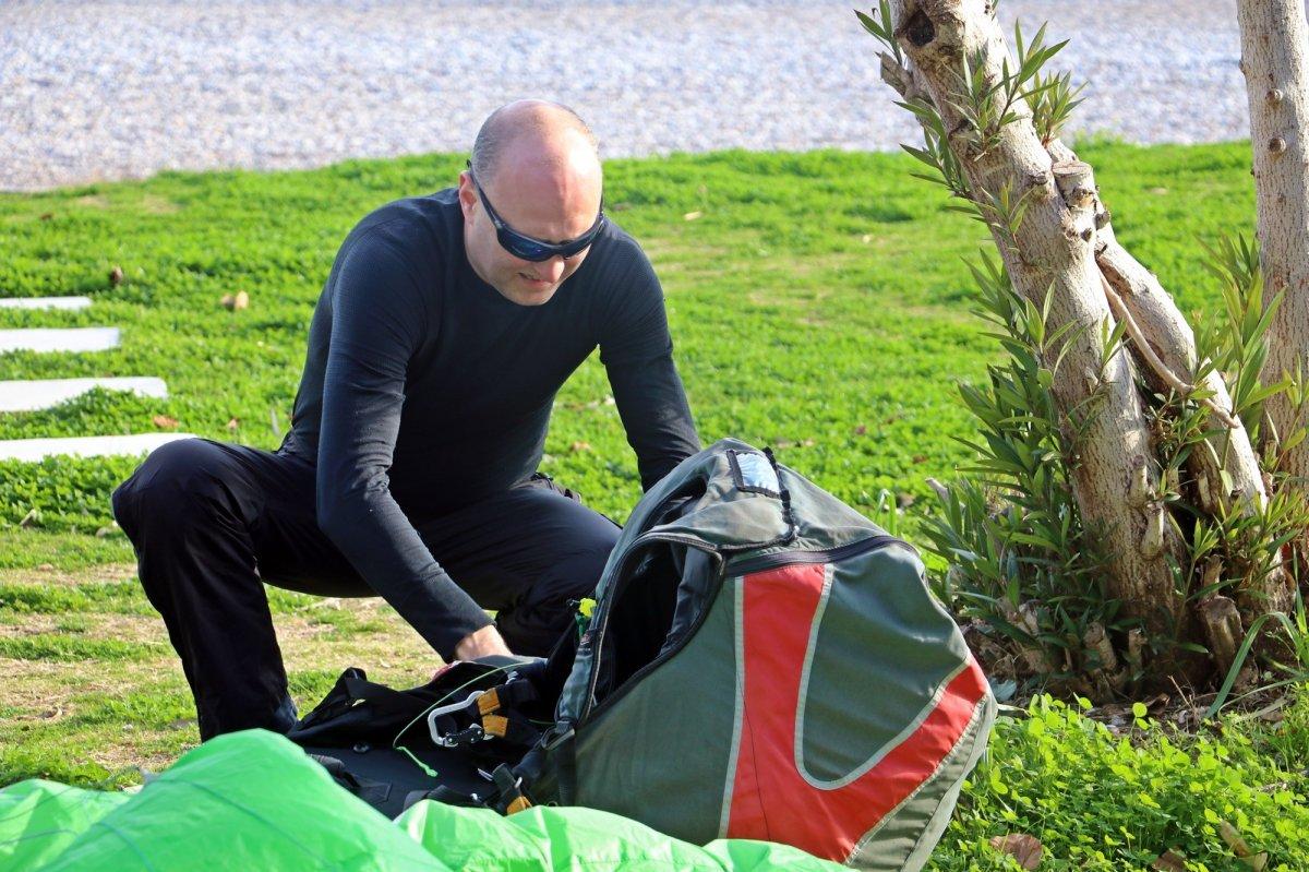 Antalya’da paraşütle uçuş yapan turist polisi alarma geçirdi