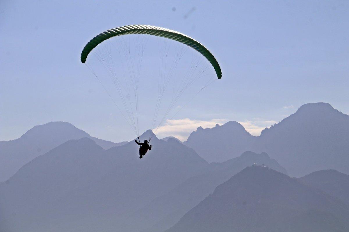 Antalya’da paraşütle uçuş yapan turist polisi alarma geçirdi