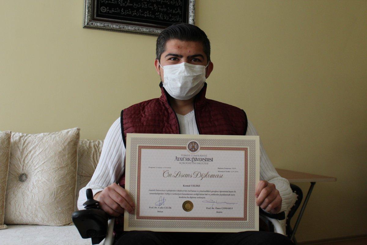 Ankara'da fiziksel engelli Kemal, 7’nci üniversitesini okuyor
