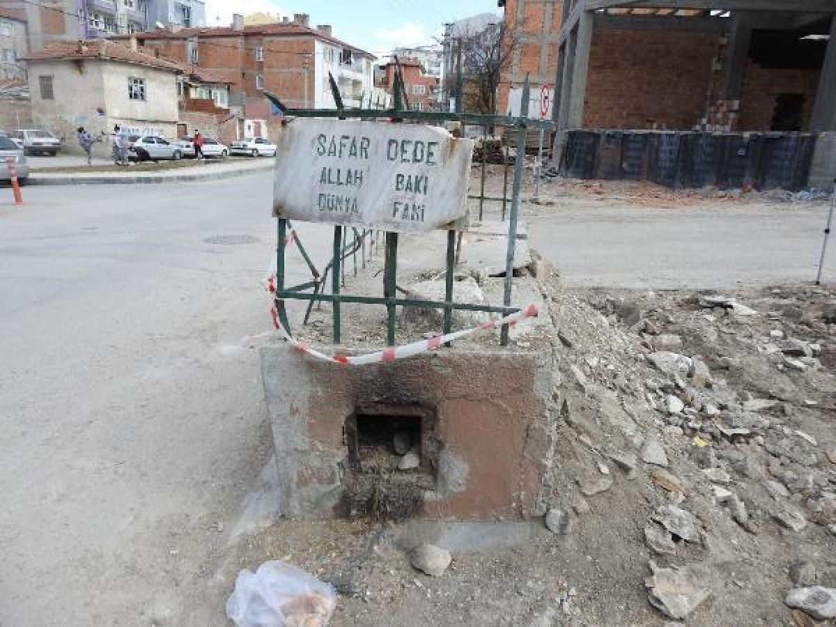 Çorum'da sokak ortasında kalan türbeyi görenler başında durup dua ediyor