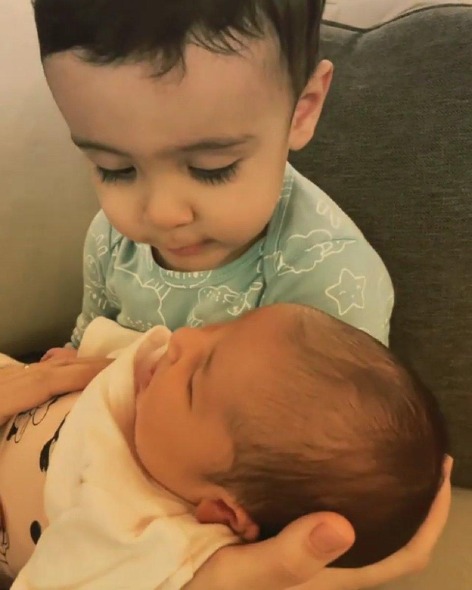 Alişan’ın 2 yaşındaki oğlu Burak, kardeşine dua okudu