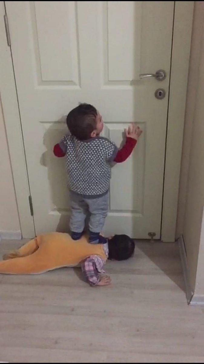 Erzincan'da 1,5 yaşındaki ikizlerin kapı açma taktiği