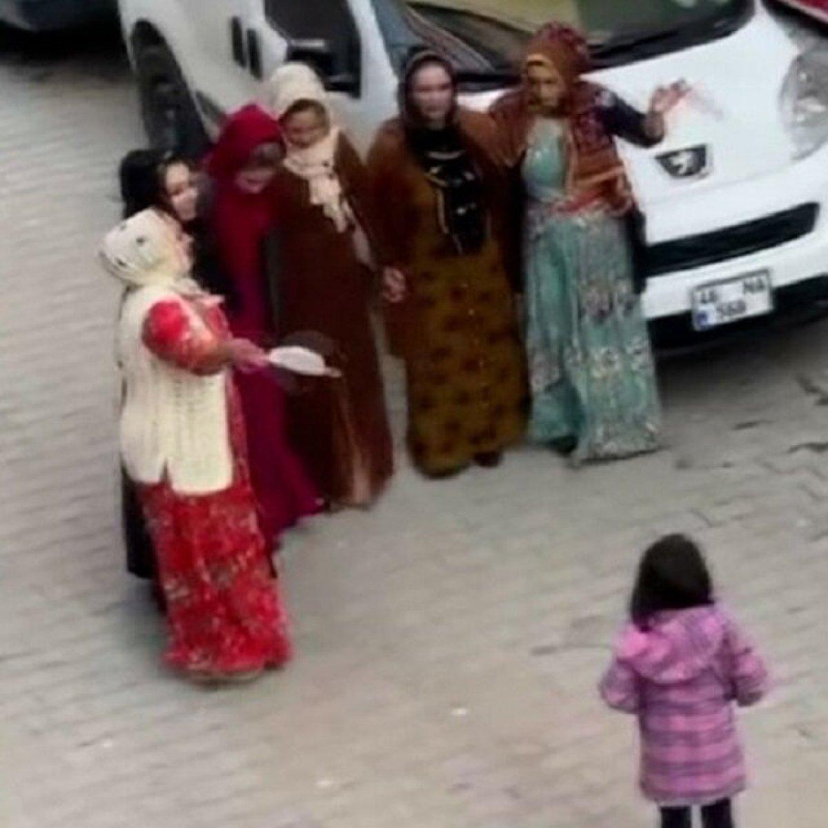 İstanbul'da, kısıtlamada nişan yapıp sokakta halay çektiler