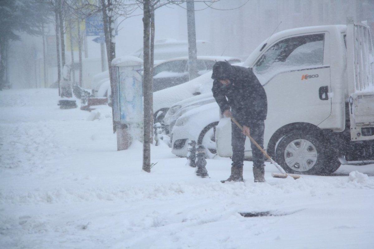 Yüz yüze eğitim öncesi kar nedeniyle bazı illerde eğitime ara verildi