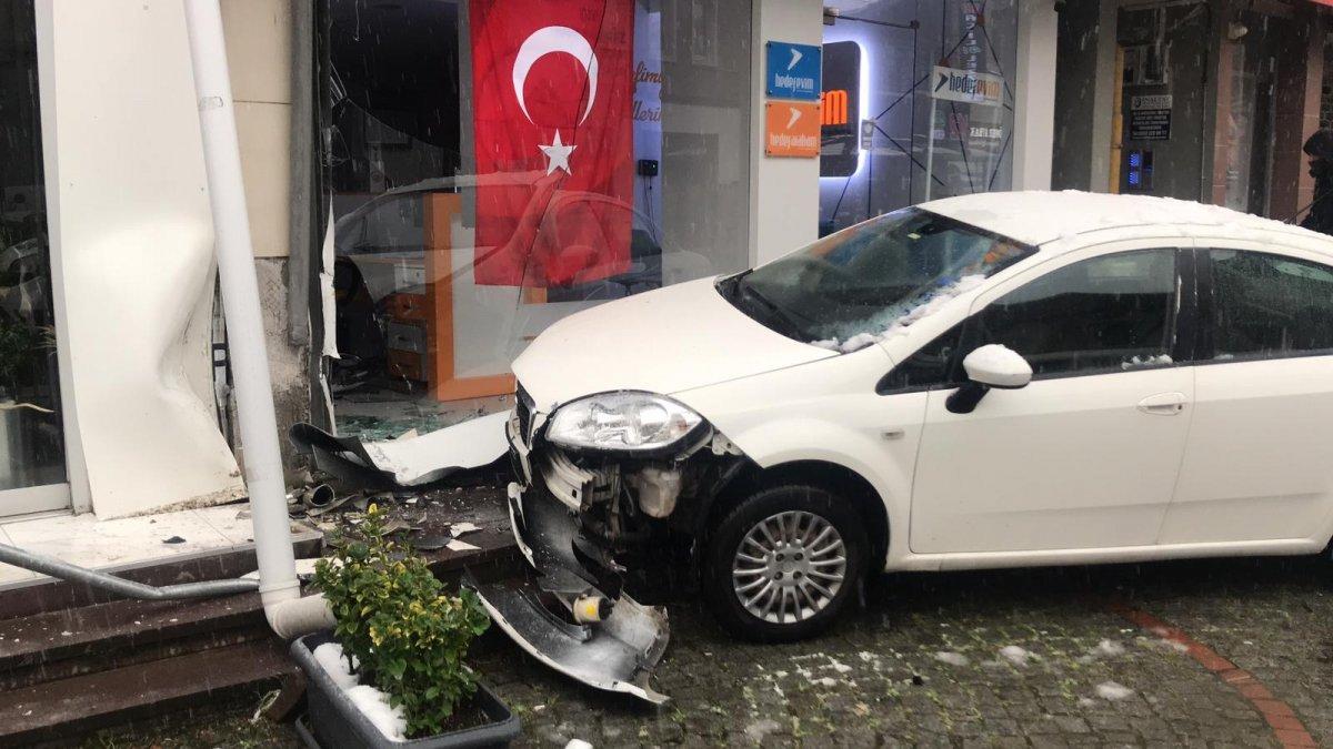 İzmit'te kontrolden çıkan araç ortalığı birbirine kattı