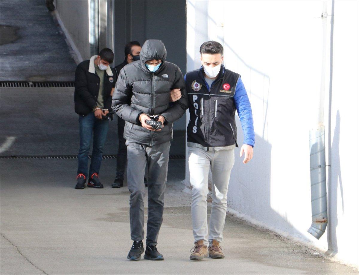 Adana'da cips paketi ve meyve suyu kutusundan uyuşturucu çıktı