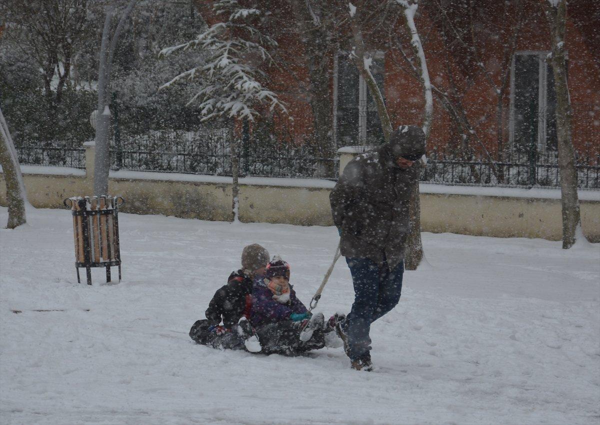 İstanbul beyaza bürününce çocuklar kısıtlamayı unuttu