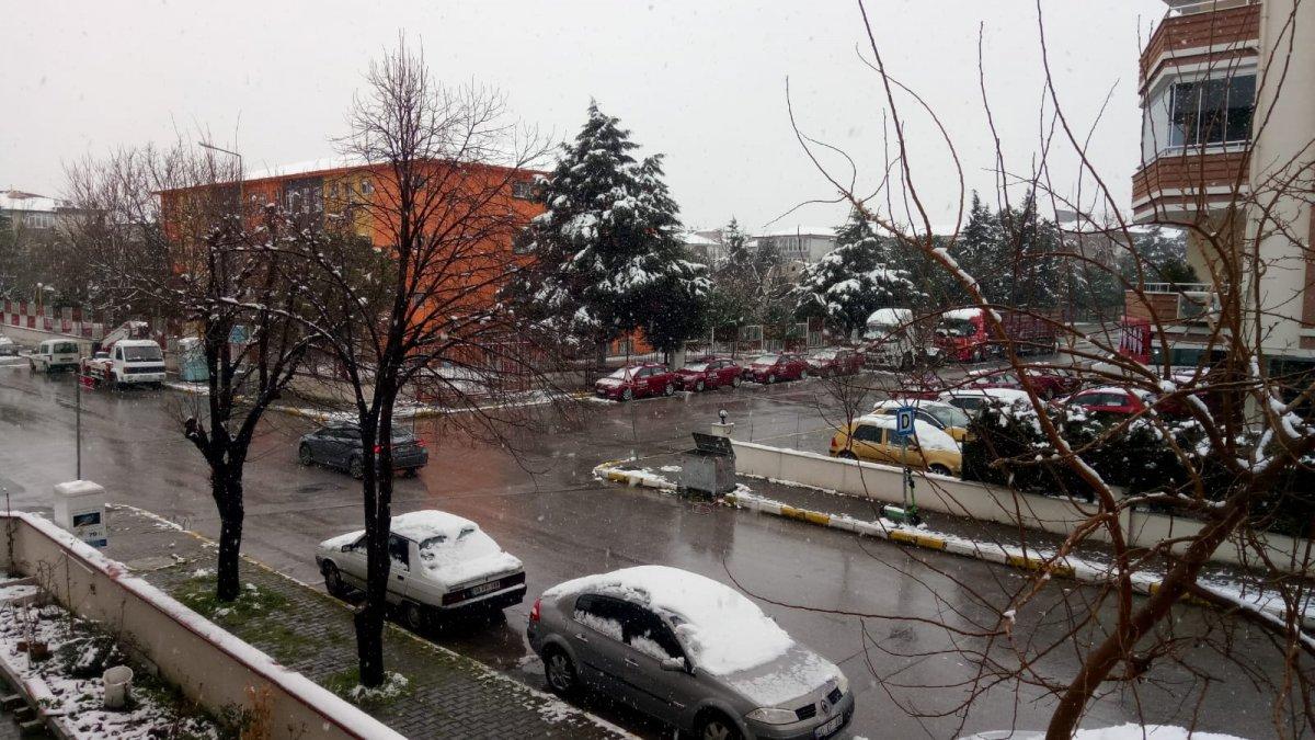 Yüz yüze eğitim öncesi kar nedeniyle bazı illerde eğitime ara verildi