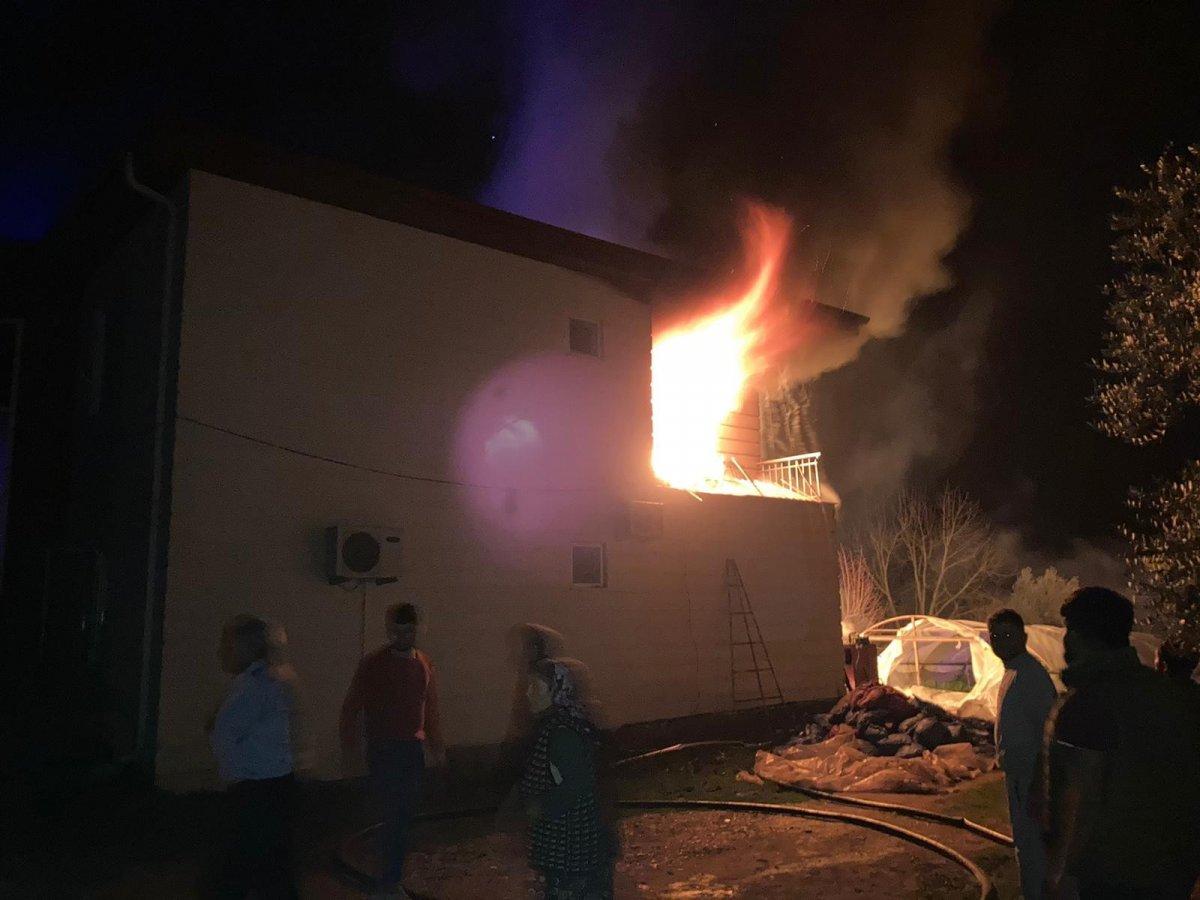 Burdur'da, yanan kalorifer kazanı evi kullanılamaz hale getirdi