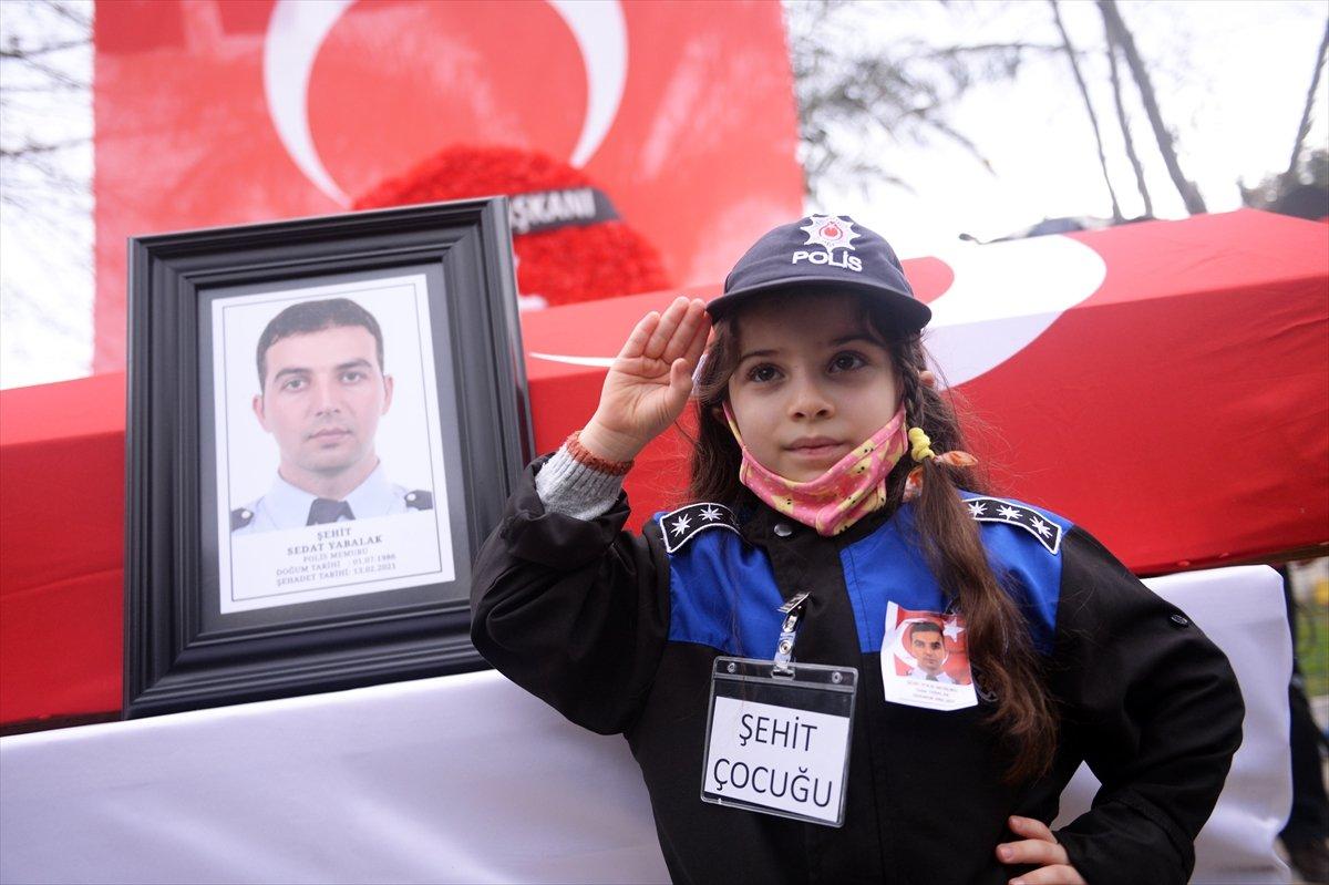 Gara şehidi Sedat Yabalak'ın kızı, tabut önünde selam verdi