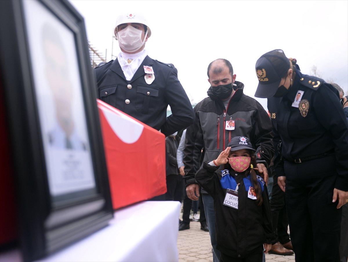 Gara şehidi Sedat Yabalak'ın kızı, tabut önünde selam verdi