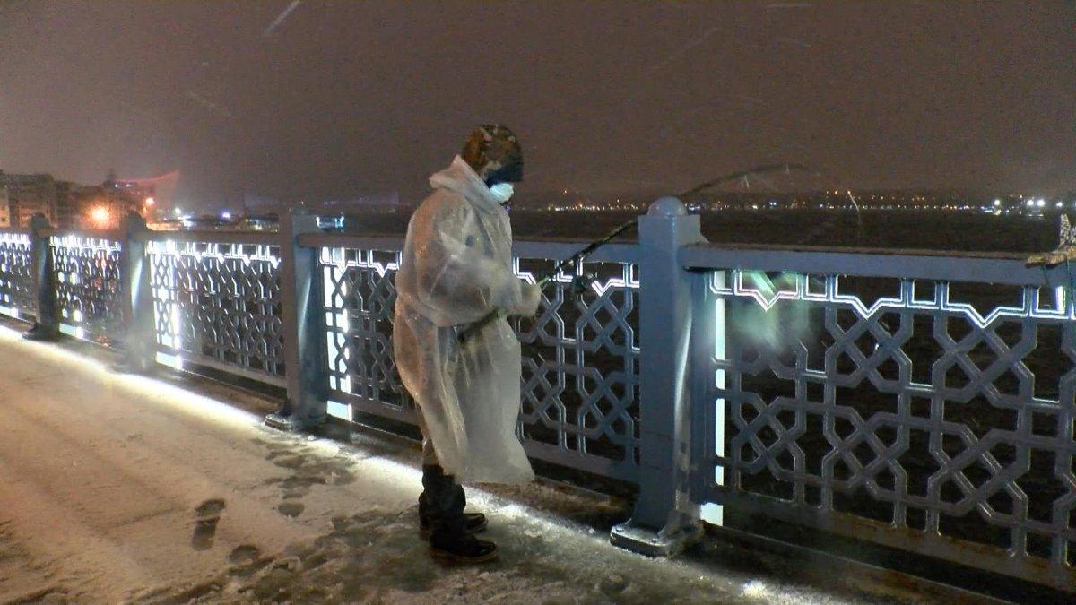 Yasak kalkınca Galata Köprüsü'ne balık tutmaya koştular