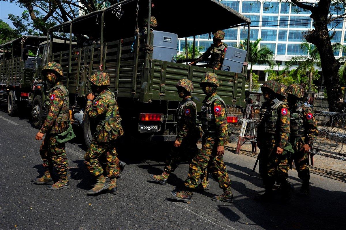 Myanmar'da ülke genelinde internet kesik, ordu sokakta