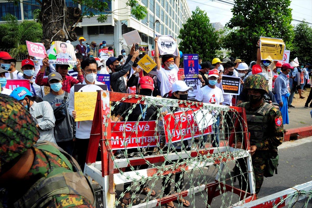 Myanmar'da ülke genelinde internet kesik, ordu sokakta