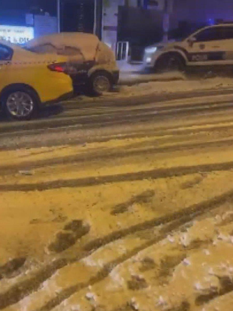 Esenyurt'ta polis aracının kar kazası kamerada